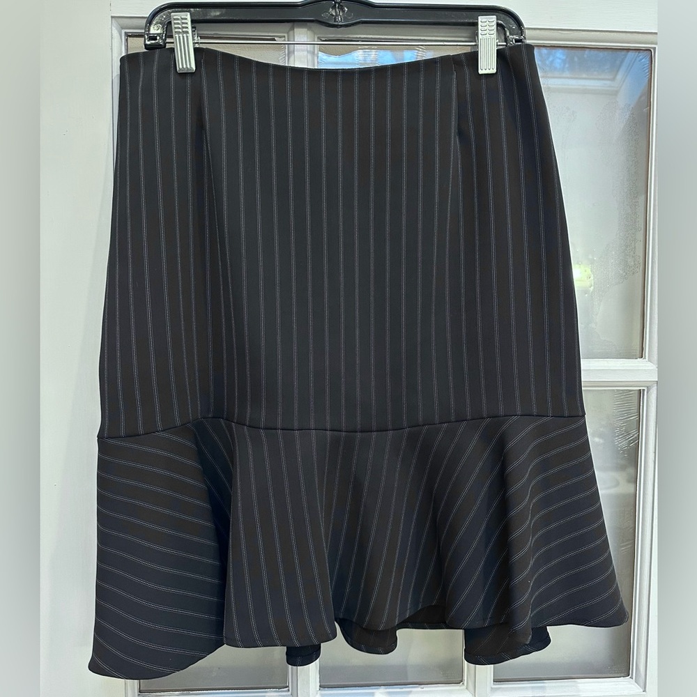 Yansi Fugel Classic Elegant Black Pinstripe Trumpet Ruffle Hem Skirt Size 10